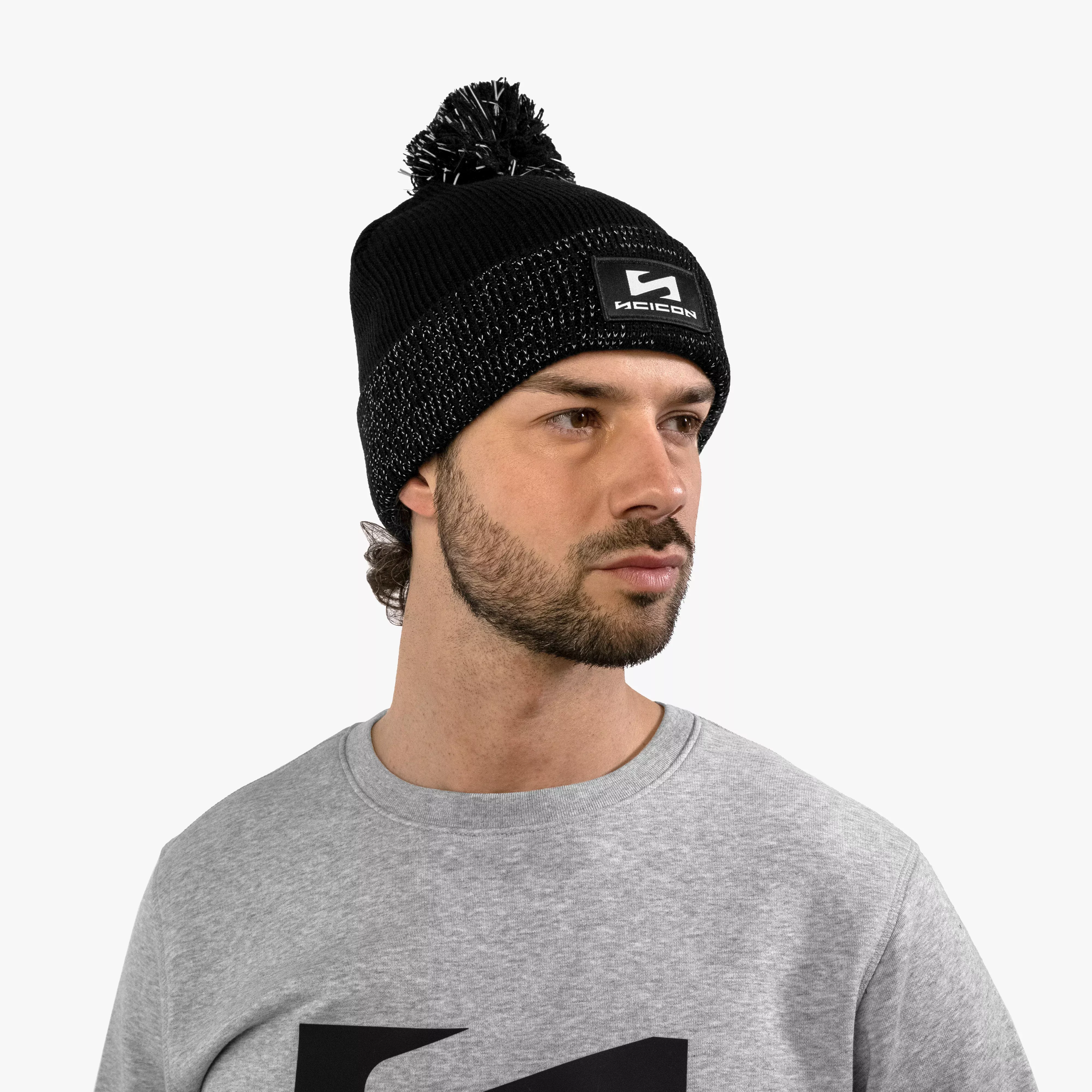 Gorra reflectante con pompón